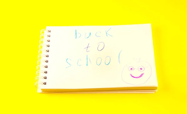 École, bloc-notes avec l'inscription retour à l'école — Photo