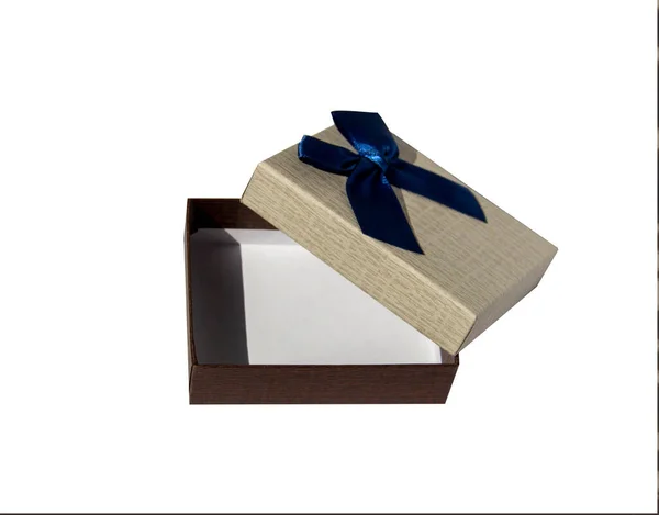 Caja de regalo marrón con un lazo azul. aislar sobre fondo blanco, caja abierta. t — Foto de Stock