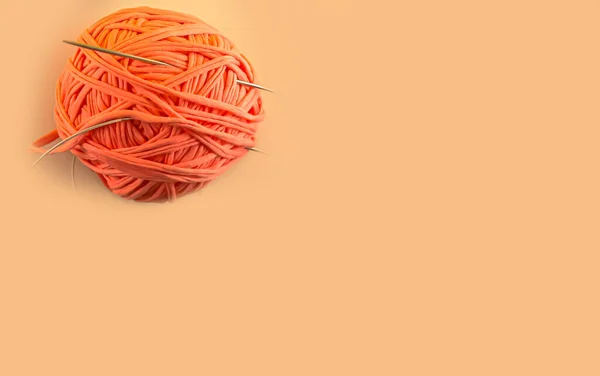 Bolas de hilo de color sobre un fondo de punto diferente — Foto de Stock