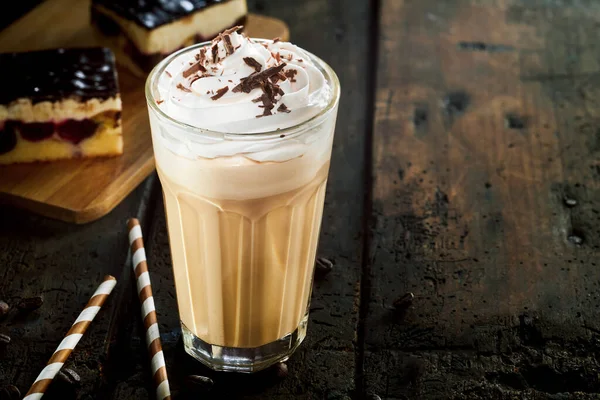 Glas Frappkaffe Med Grädde Och Chokladströssel Bordet — Stockfoto