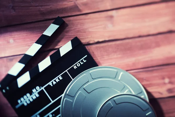 Clapboard Con Cintas Película Sobre Fondo Madera — Foto de Stock