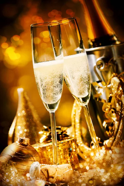 Due Flauti Effervescenti Romantici Champagne Con Decorazioni Oro Lusso Ferro — Foto Stock