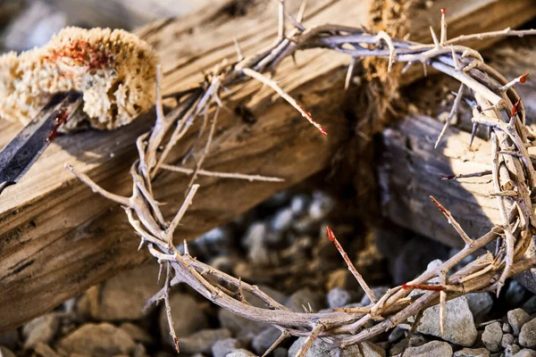 Blodig Krona Törnen Och Skarpa Spjut Ligger Ett Träkors Stenig — Stockfoto