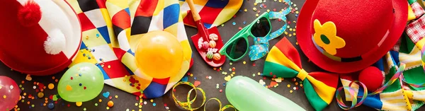 Banner Carnaval Colorido Con Accesorios Fiesta Que Incluyen Sombreros Gafas —  Fotos de Stock