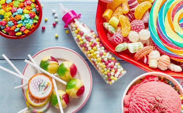 Κοντινό Πλάνο Διάφορα Πολύχρωμα Παιδικά Γλυκά Γλειφιτζούρια Παγωτό Και Γλυκά — Φωτογραφία Αρχείου
