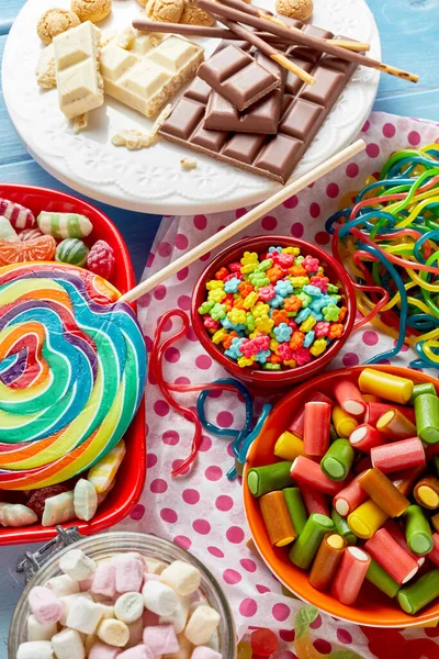 Zestaw Czekoladek Lizaków Cukierków Pianek Innym Kolorowym Słodkim Niezdrowym Jedzeniem — Zdjęcie stockowe