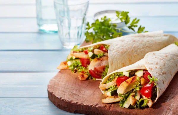 Dos Envolturas Pollo Fresco Tortilla Ensalada Sobre Tabla Cortar Madera — Foto de Stock