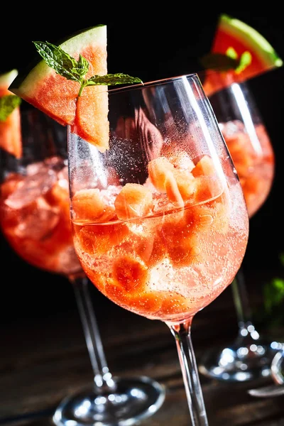 Primer Plano Burbujeante Refrescante Sandía Bebidas Cóctel Menta Con Fondo — Foto de Stock