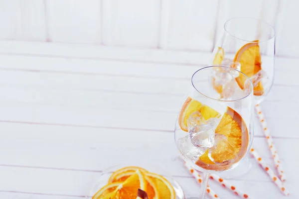 Copas Vino Cóctel Pajitas Trozos Naranja Rodajas Sobre Fondo Alto — Foto de Stock