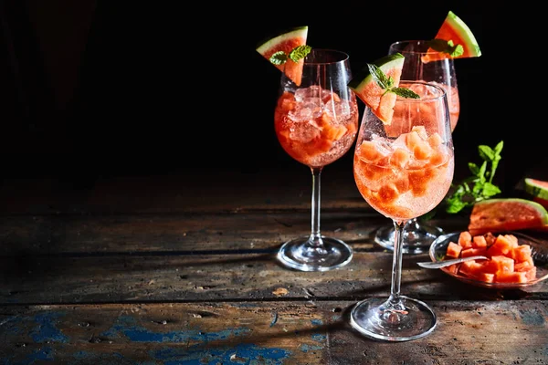 Coquetéis Refrescantes Melancia Melão Picado Banco Madeira Rústica Com Fundo — Fotografia de Stock