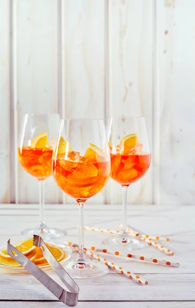 Cócteles Refrescantes Aperol Spritz Con Pajitas Naranja Rodajas Una Mesa — Foto de Stock