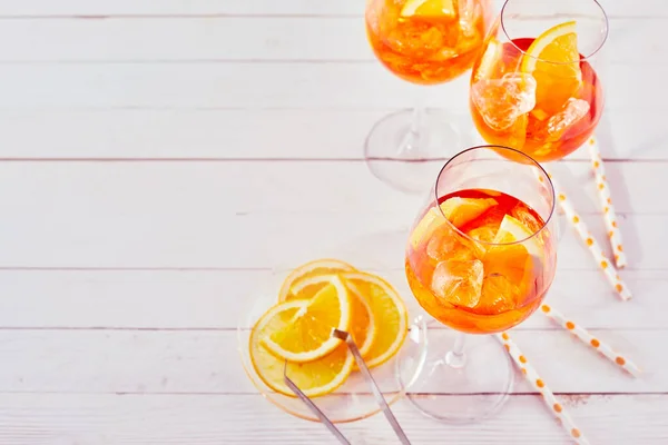 Cócteles Refrescantes Aperol Spritz Con Pajitas Naranja Rodajas Una Mesa — Foto de Stock
