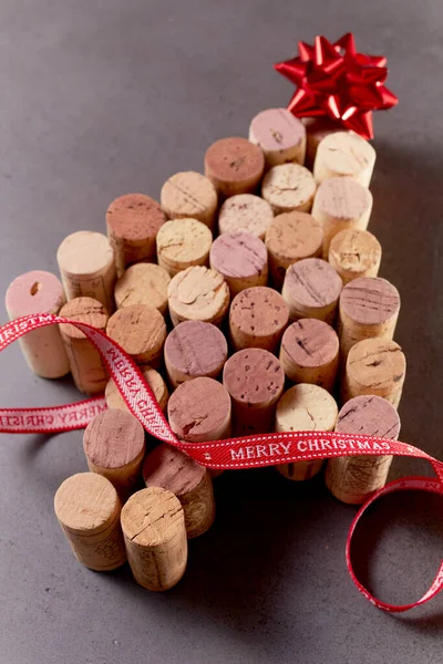 Árbol Navidad Hecho Corchos Botella Vino Usados Con Cinta Decorativa —  Fotos de Stock