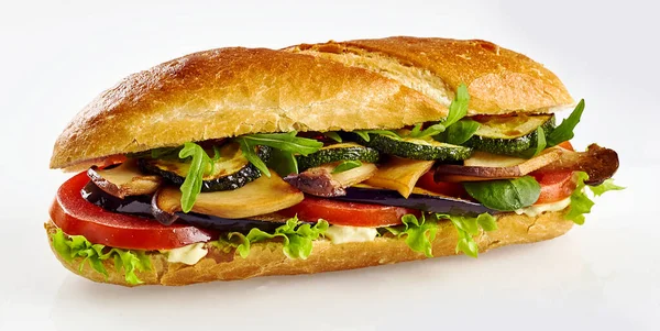 Sandwich Baguette Fresco Con Calabacín Berenjena Tomate Ensalada — Foto de Stock