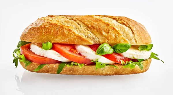 Sandwich Baguette Con Relleno Ensalada Capresi Tomates Frescos Lechuga Queso — Foto de Stock