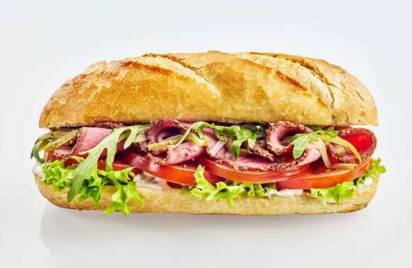 Sandwich Baguette Con Rosbif Tomate Ensalada Mixta — Foto de Stock