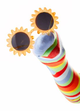 Beyaz arka planda izole edilmiş güneş gözlüğü takan mutlu renkli çorap kuklası