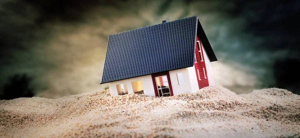 Миниатюра Дома Стоящего Куче Песка — стоковое фото