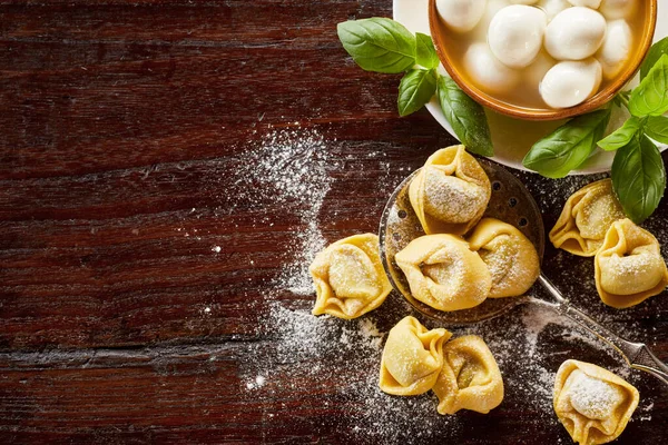Frissen Elkészített Főzés Nélküli Kézzel Készített Olasz Tortellini Tészta Bazsalikommal — Stock Fotó