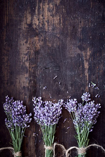 Rustik Bakgrund Gammalt Vittrat Trä Med Gräns Klasar Färska Lavendel — Stockfoto