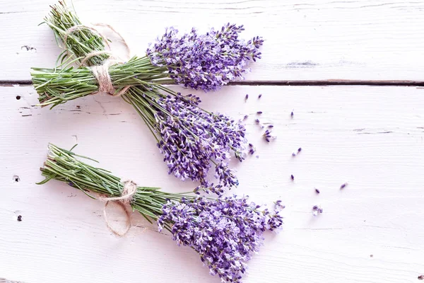 Trossen Verse Paarse Lavendel Met Verspreide Kleine Bloemen Een Geschilderde — Stockfoto