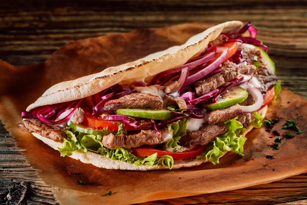 Νόστιμο Παραδοσιακό Ασιατικό Doner Kebab Φρυγανισμένη Τορτίγια Γέμιση Φρέσκων Συστατικών — Φωτογραφία Αρχείου