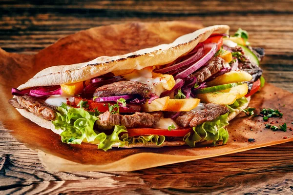 Smaczny Kebab Turecki Doner Tostowej Tortilli Pieczonym Mięsem Przycięciami Sałatkowymi — Zdjęcie stockowe