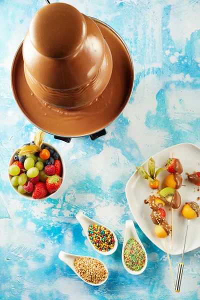 Nyári Gyümölcsök Mártáshoz Egy Csokoládé Fondü Szökőkút Cukorral Dióval Friss — Stock Fotó