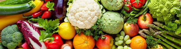 新鮮な野菜や果物の完全なフレームの山とパノラマの広い有機食品の背景の概念は 明るいカラフルなイメージを形成ミックス — ストック写真