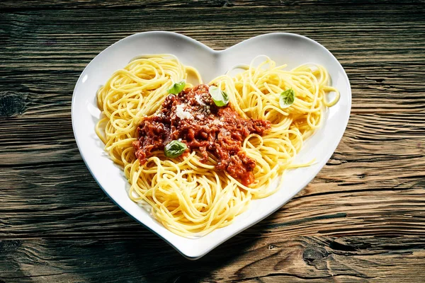 Zdrowe Danie Kształcie Serca Włoskiego Spaghetti Zwieńczone Pikantną Mielonką Wołową — Zdjęcie stockowe