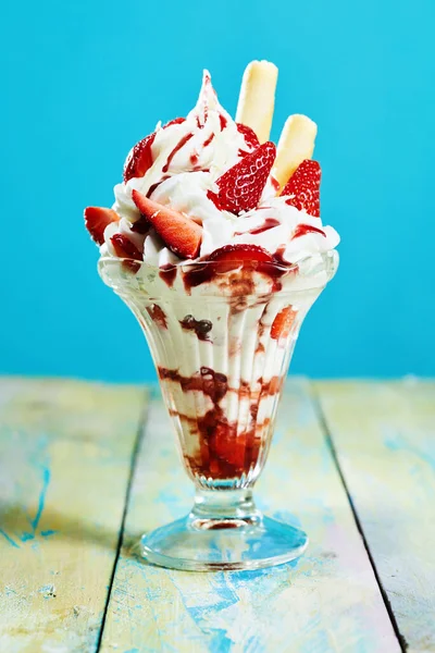 Gourmet Jordgubbe Och Vaniljglass Parfait Dessert Med Färsk Frukt Och — Stockfoto