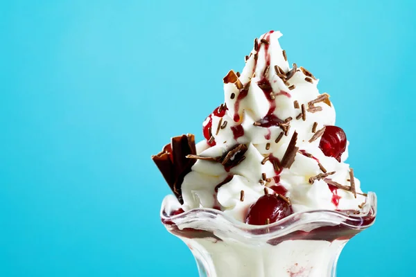 맛있는 아이스크림 선짝에 소스와 — 스톡 사진
