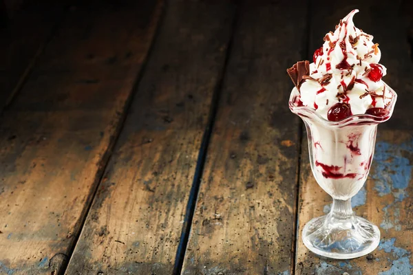 Sorvete Baunilha Cereja Chocolate Sundae Coberto Com Uma Generosa Torção — Fotografia de Stock