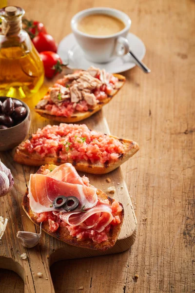 Tre Tostada Croccanti Assortiti Con Condimenti Salsa Tonno Prosciutto Servito — Foto Stock