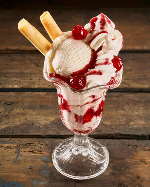 Close Still Life Sundae Made Scoops Vanilla Ice Cream Cherries — Stock Photo, Image