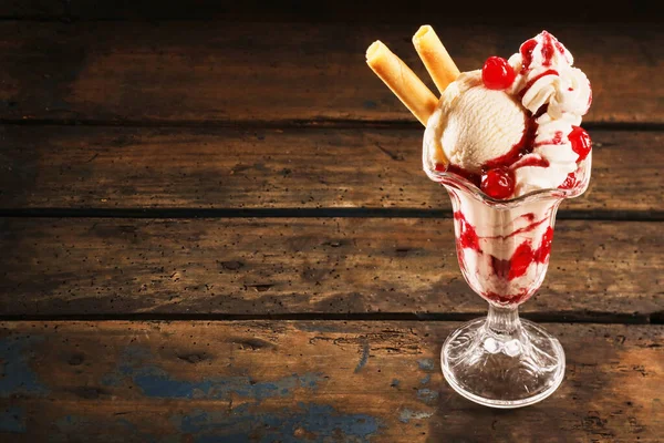 Close Still Life Sundae Made Scoops Vanilla Ice Cream Cherries — Stock Photo, Image