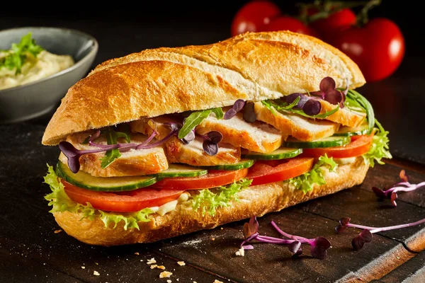 Peito Frango Fatiado Baguete Salada Com Alface Pepino Tomate Foguete — Fotografia de Stock