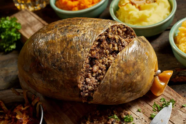 Gros Plan Sur Haggis Écossais Ouvert Tranché Sur Une Planche — Photo