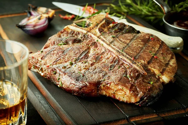 Štíhlý Zdravý Grilovaný Bone Steak Bylinkami Ostrým Nožem Podávaný Dřevěné — Stock fotografie