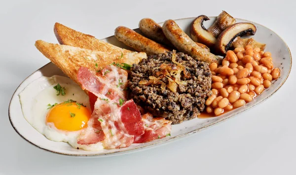 Comida Tradicional Escocesa Con Haggis Frijoles Servidos Con Tostadas Huevo — Foto de Stock