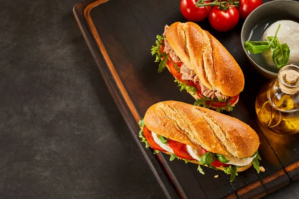 Sanduíches Carne Queijo Gourmet Saborosos Com Bola Mussarela Azeite Inclui — Fotografia de Stock