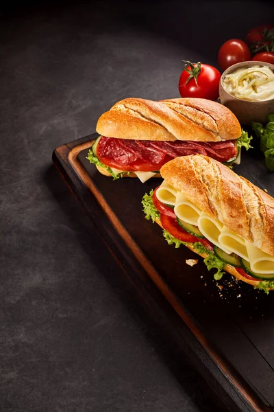 Panini Carne Formaggio Con Verdure Fresche Croccanti Una Superficie Legno — Foto Stock