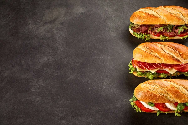 Pão Baguete Fatiado Com Guarnições Para Delicioso Sanduíche Gourmet Fresco — Fotografia de Stock