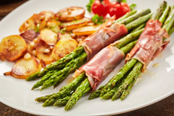 Pranzo Asparagi Avvolto Nel Prosciutto Con Patate Insalata — Foto Stock