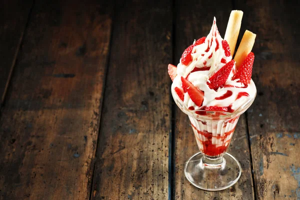 Sorvete Baunilha Sundae Morango Fresco Com Purê Frutas Chantilly Biscoitos — Fotografia de Stock