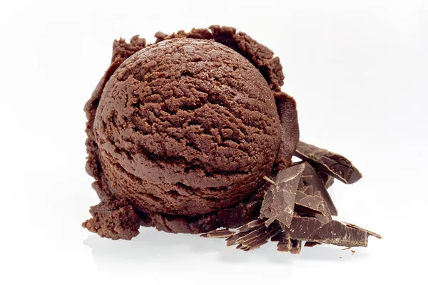白い背景にチョコレートシェービングとリッチチョコレートアイスのシングルスクープのまだ人生を閉じます ストック写真