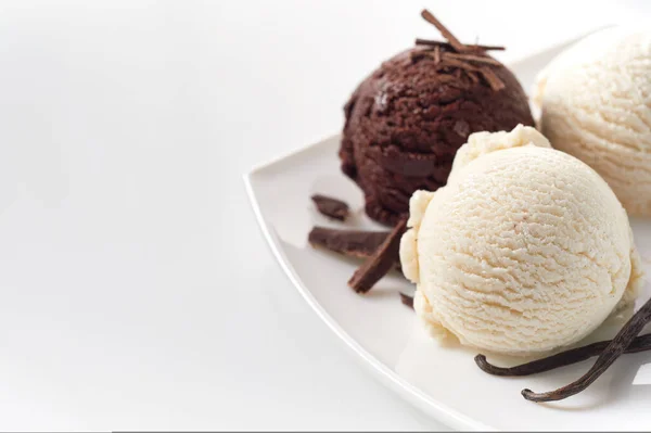 Close Still Life Scoops Vanilla Sorvete Chocolate Com Raspas Chocolate — Fotografia de Stock