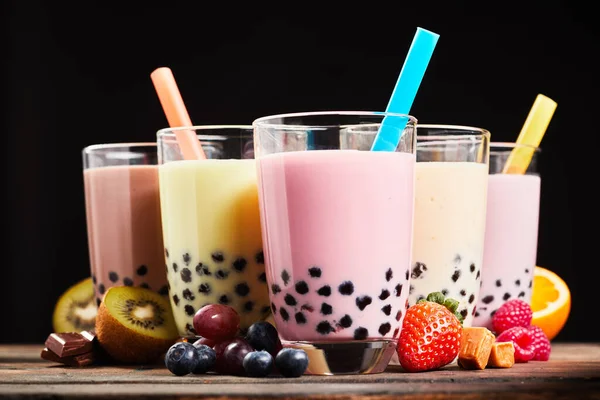 Ποτήρια Δροσιστικής Milky Boba Τσάι Φούσκα Ανάμικτα Φρέσκα Συστατικά Φρούτων — Φωτογραφία Αρχείου