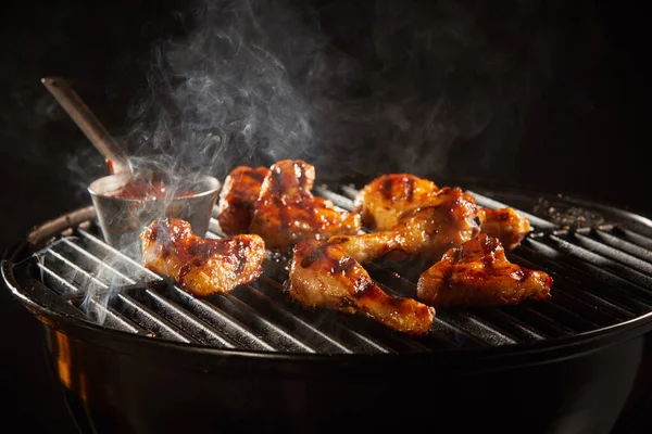 Spicy Chicken Legs Wings Marinated Chili Sauce Grilling Smoking Fire — Stock Photo, Image