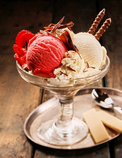 Delicious Strawberry Vanilla Chocolate Ice Cream Dessert Garnished Fresh Berries — Stock Photo, Image